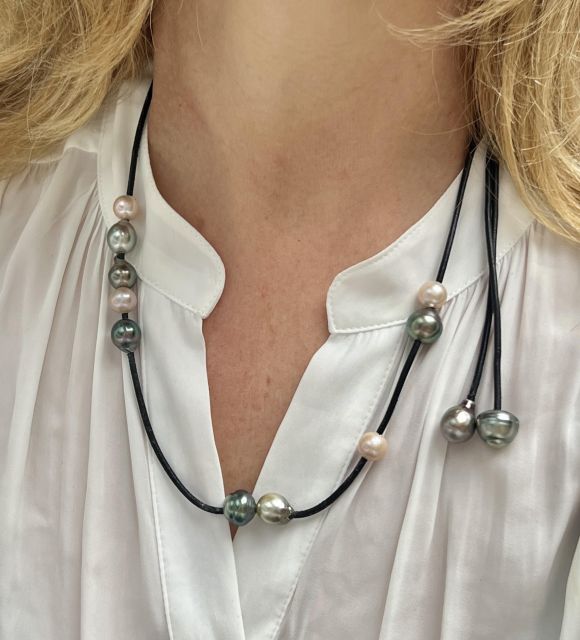 Sautoir "EDEN NOMAD" sur lien cuir, composé de perles de culture de Tahiti baroques aux très beaux lustres, dans des nuances naturelles rares