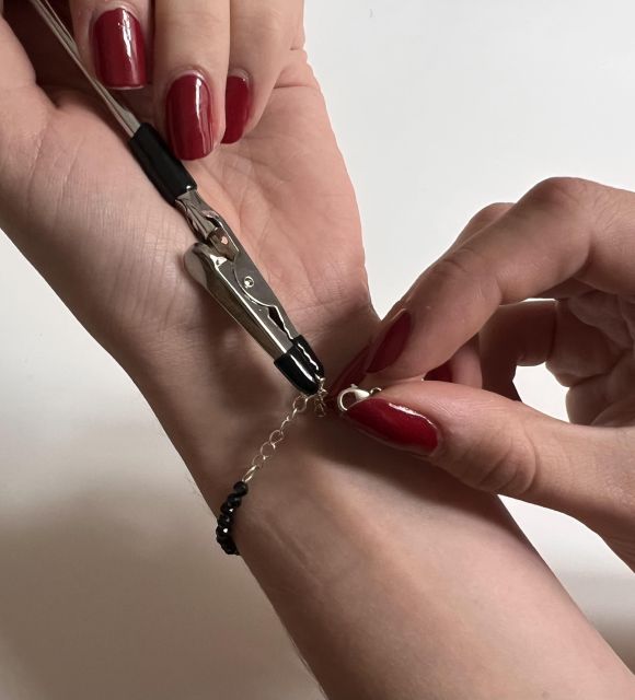 La pince aide à fermeture vous permet de fixer facilement vos bracelets, qu’ils soient en argent, or ou acier, tout en vous offrant une solution pratique.