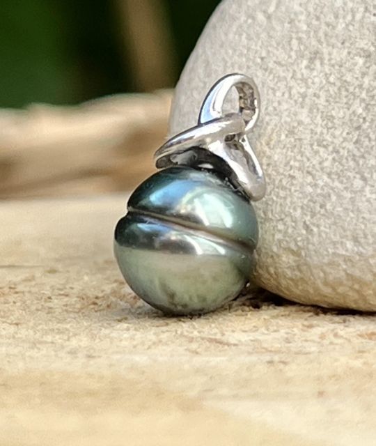 Fast schon hypnotisch – mischt das Grün der Lagune, das Braun der Korallen und einen Schleier aus rosa Licht, wie ein Schimmer der Morgenröte.