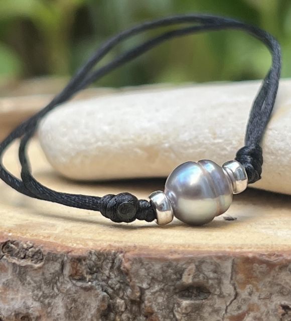 Adoptez cet adorable bracelet satin et sa véritable perle de culture de Tahiti de couleur étonnante et rare au très beau lustre - livraison gratuite
