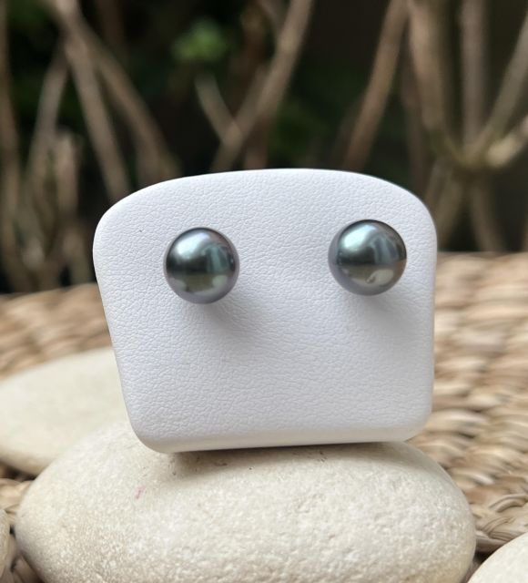 Paire de clous d’oreilles en argent 925 rhodié, ornés de perles de culture de Tahiti rondes peacock (9,22 mm, qualité AAA). Lustre excellent, reflets verts et rose.