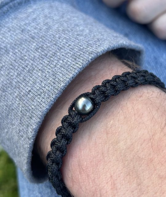 Wunderschöne Tahiti-Perle in Pfauenfarbe auf einem schwarzen, mit Makramee geflochtenen Band - sichere Lieferung - kostenlos - GIA-Zertifikat und Garantie