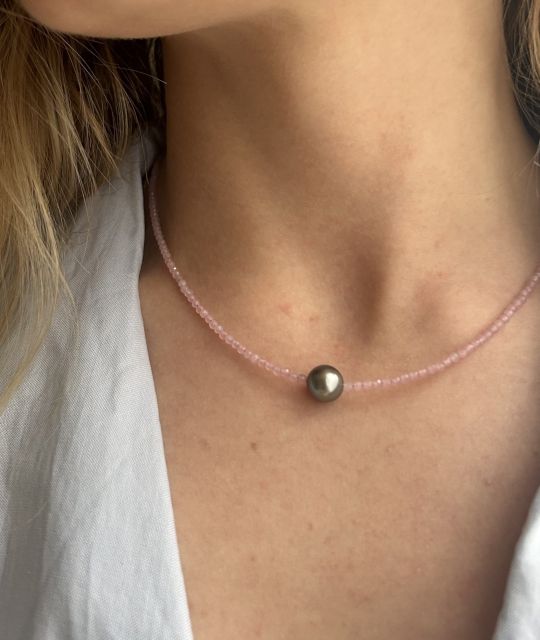Halskette aus Rosenquarz und einer echten grauen Tahiti-Perle, gefertigt in unserer Werkstatt in Nantes - kostenloser sicherer Versand