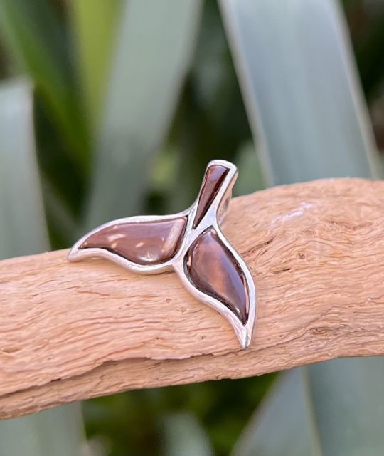 Ce pendentif symbolise l'élégance et l'aventure. Le copra, enveloppe de la noix de coco est valorisé dans une démarche éco-responsable, beauté et durabilité.