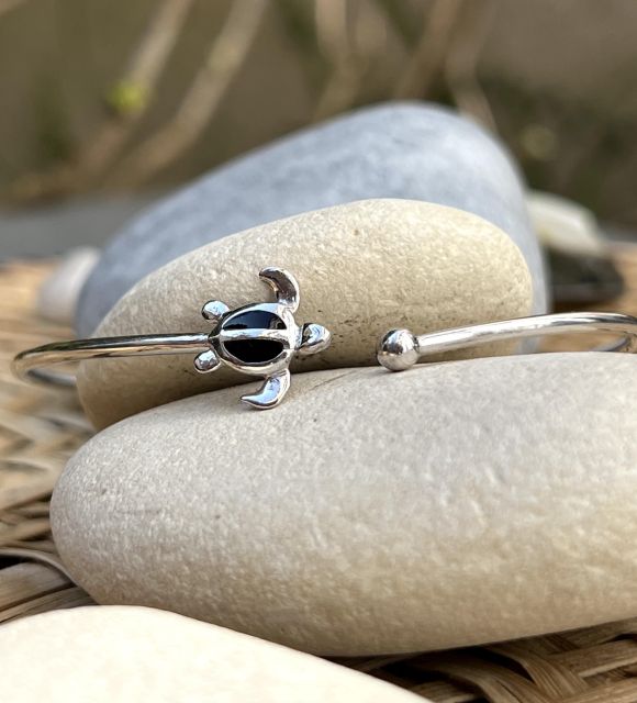 Discover a charming turtle in a refined piece of jewellery, a rhodium-plated silver bangle bracelet that embellishes the iconic turtle of the Pacific Islands - secure free delivery.