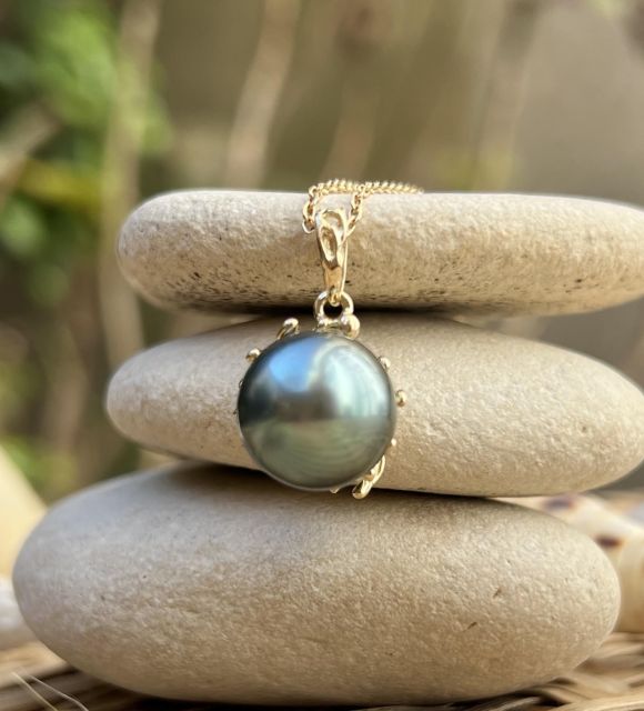 Bijou en perle de Tahiti aux reflets rares et lustre exceptionnel. Certificat d’authenticité et livraison sécurisée – Poemotu.
