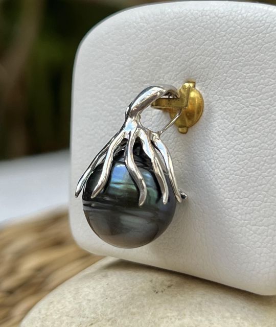 Bijou en perle de Tahiti aux reflets rares et lustre exceptionnel. Certificat d’authenticité et livraison sécurisée – Poemotu.