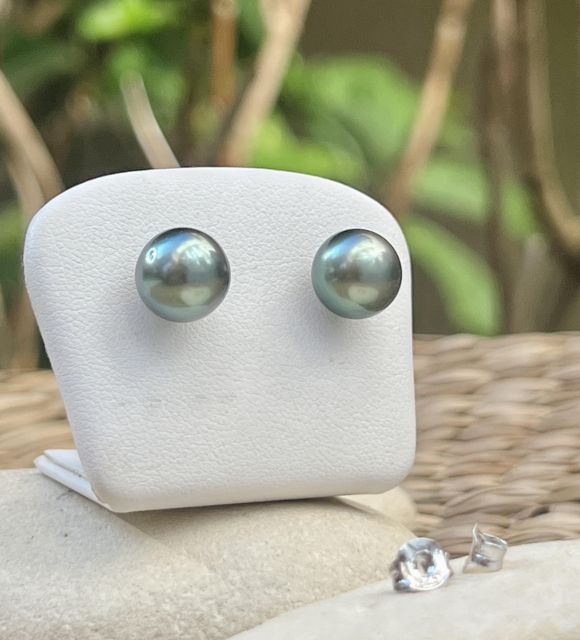 Bijou en perle de Tahiti aux reflets rares et lustre exceptionnel. Certificat d’authenticité et livraison sécurisée – Poemotu.