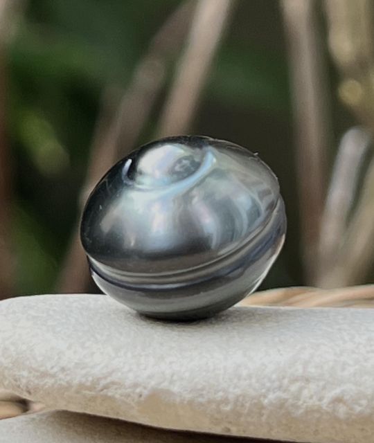 Mit einem seltenen Durchmesser von 18,25 mm gehört Te Mana Rahi zu den Tahiti-Perlen, die man selbst im Laufe eines ganzen Lebens, das der Perle gewidmet ist, nur sehr selten antrifft.