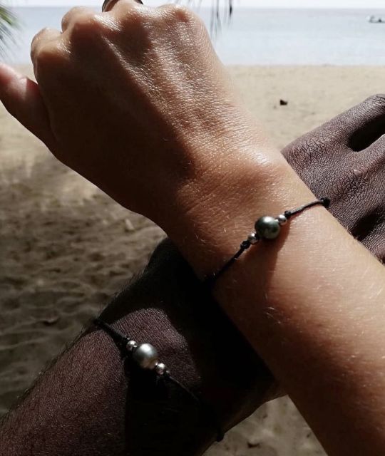 Das Lien-Armband mit Tahiti-Perle begleitet Sie überall, zeigen Sie Ihre Zugehörigkeit zur polynesischen Kultur oder kaufen Sie es paarweise als Zeichen für eine liebevolle Verbindung und ein Symbol der Einheit.