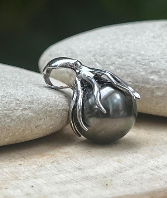 Entdecken Sie Octopus auf Tahitianisch - der Anhänger aus rhodiniertem 925er Silber wird durch eine echte schwarze Perle aus den Perlenfarmen Französisch-Polynesiens veredelt.