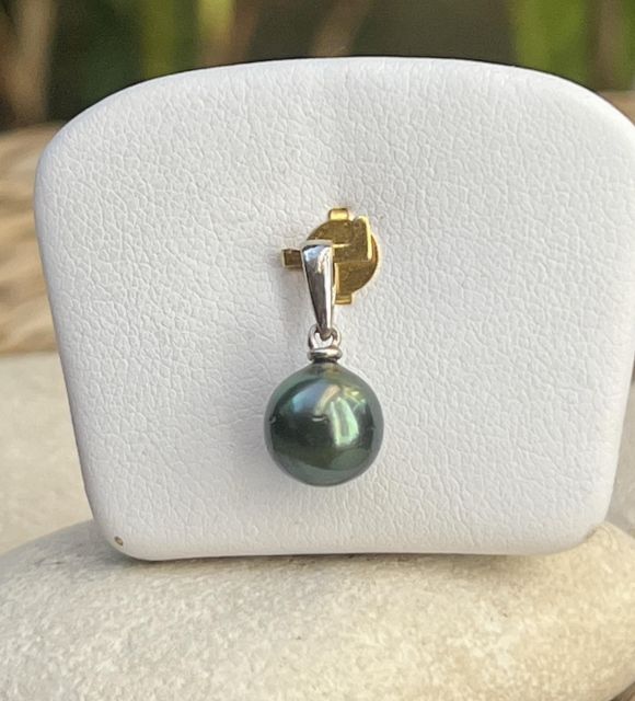Découvrez Mira, un pendentif en perle de Tahiti unique et exceptionnelle - lustre éclatant - couleur de perle recherchée - certificat authenticité