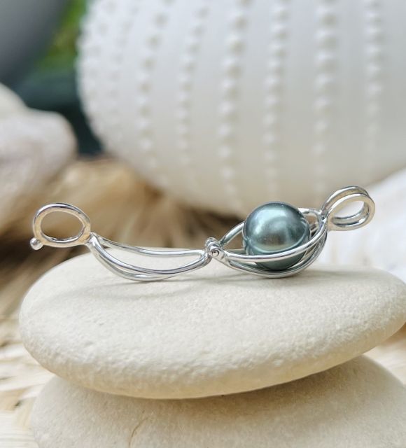 Protégez votre perle de culture de Tahiti dans notre pendentif garanti en argent rhodié.