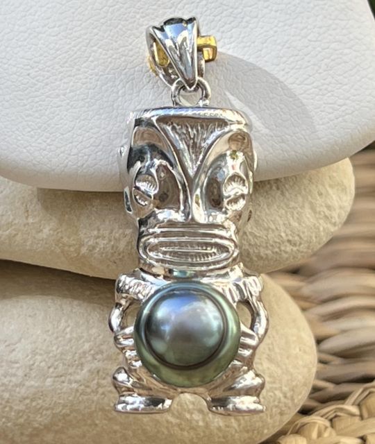 Sein Pfauenschimmer teilt sich in leuchtendes Blau, durch perfekte Kreise getrennt, wie ein mysteriöses Spiel der Natur. Echtheits- und Garantiezertifikat.