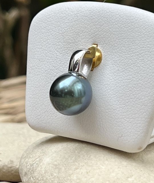 Geboren in den Lagunen von Gambier, macht ihr außergewöhnlicher Glanz sie zu einer kostbaren Seltenheit, die sowohl für Männer als auch für Frauen zum Strahlen gedacht ist.