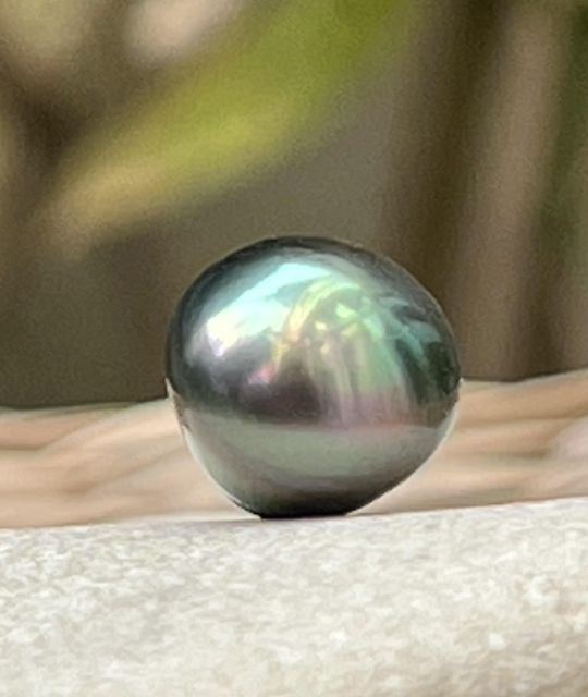Une perle de Tahiti singulière, à la forme conique étonnante, de 10,83 mm. Sa couleur peacock vibrante est sublimée par un lustre excellent - livraison gratuite en UE