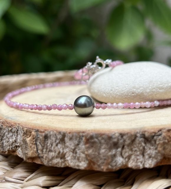 Collier en quartz roses et une véritable perle de Tahiti grise monté dans notre atelier de Nantes - livraison sécurisée gratuite