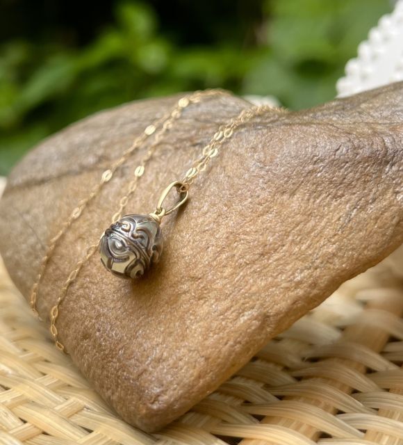 Bijou en perle de Tahiti aux reflets rares et lustre exceptionnel. Certificat d’authenticité et livraison sécurisée – Poemotu.