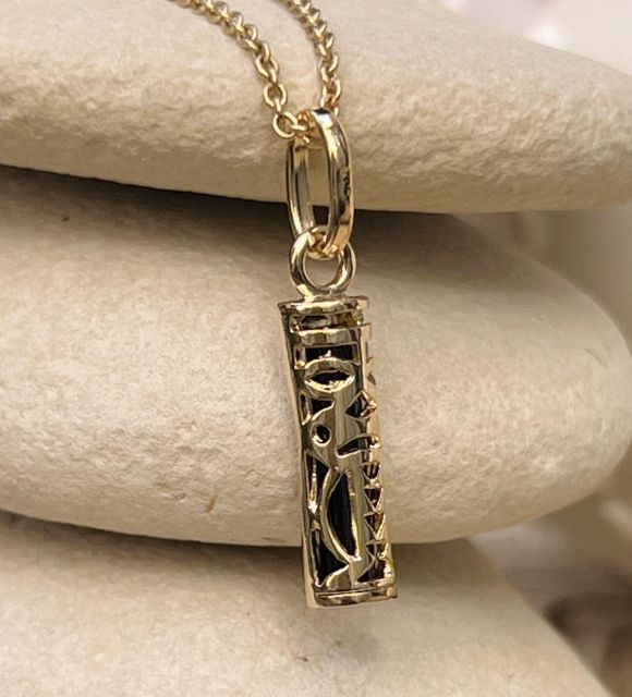 Une pierre d’ancrage pour l’âme. Un bijou discret comme un souffle de paix, à porter tout près du cœur… pour cultiver l’harmonie entre soi et le monde.