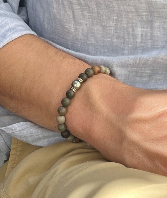 Retrouvez le bien-être, équilibrez vos énergies avec ce bracelet en jaspes naturelles et perle de Tahiti pour un apaisement du stress. Bijou certifié et garanti