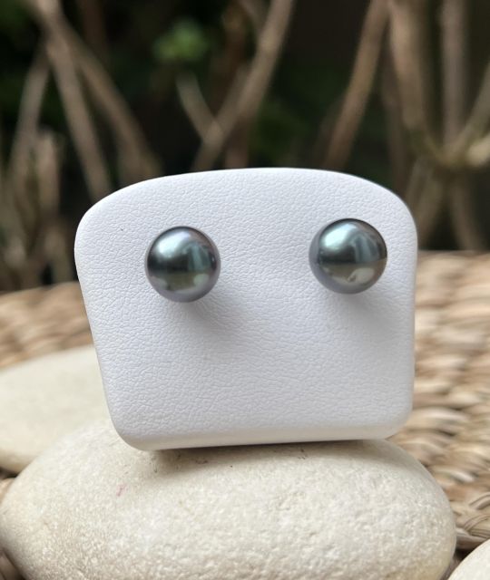 Paar Ohrstecker aus rhodiniertem 925er Silber, verziert mit runden Tahiti Zuchtperlen im Pfauenauge-Farbton (9,22 mm, Qualität AAA). Hervorragender Glanz, mit grünen und rosa Schimmer.