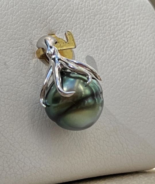 Bijou en perle de Tahiti aux reflets rares et lustre exceptionnel. Certificat d’authenticité et livraison sécurisée – Poemotu.