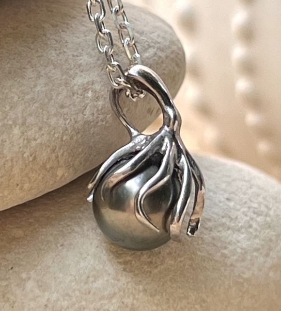 Éclatante perle de Tahiti grise nichée dans les tentacules du poulpe en argent rhodié - pièce artisanale unique - perle de culture de Polynésie française