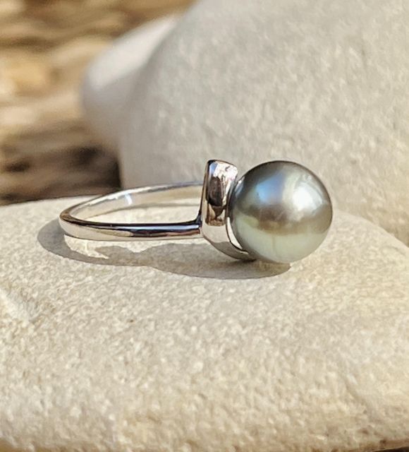 Découvrez la féminité et la délicatesse de la bague Ella en argent rhodié et son authentique perle de culture de Tahiti - certifiée et garantie