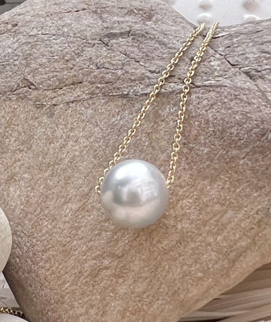 Bijou en perle de Tahiti aux reflets rares et lustre exceptionnel. Certificat d’authenticité et livraison sécurisée – Poemotu.