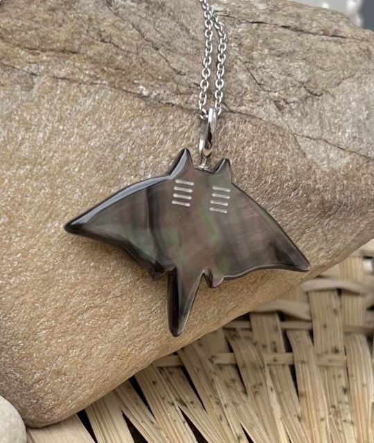 Bijou en perle de Tahiti aux reflets rares et lustre exceptionnel. Certificat d’authenticité et livraison sécurisée – Poemotu.