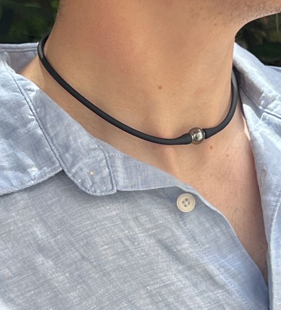 Bijou en perle de Tahiti aux reflets rares et lustre exceptionnel. Certificat d’authenticité et livraison sécurisée – Poemotu.