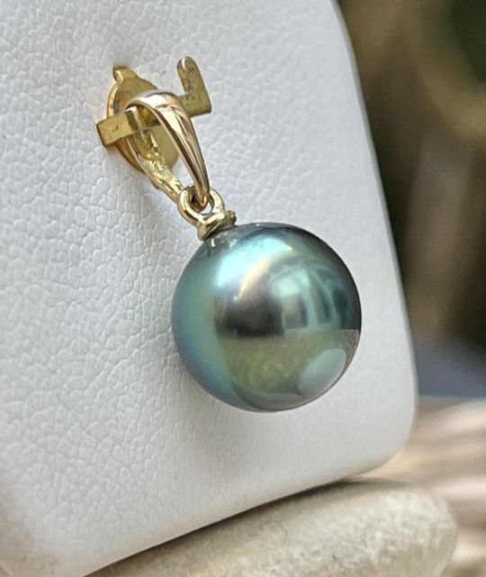 Anhänger aus 18 Karat Gelbgold verziert mit einer runden Tahiti-Perle von 9,84 mm, Qualität AAA, intensive grüne Farbe mit einem Hauch von Rosa und exzellentem Glanz.