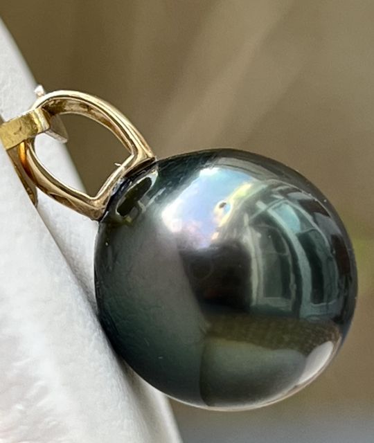 Bijou en perle de Tahiti aux reflets rares et lustre exceptionnel. Certificat d’authenticité et livraison sécurisée – Poemotu.