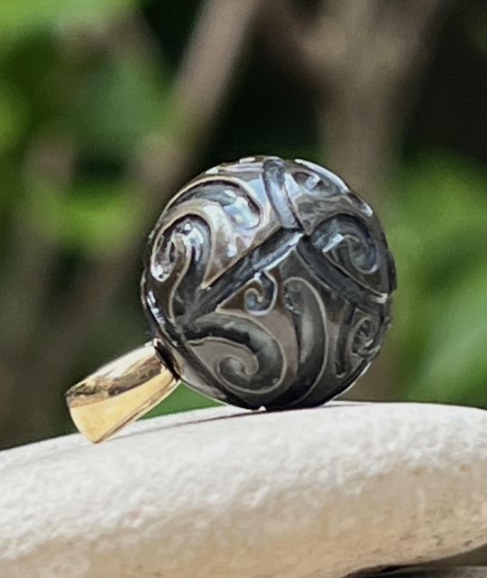 Pendentif or 18 carats et perle de Tahiti gravée croix marquisienne. Pièce unique aux reflets chocolat, photos contractuelles.