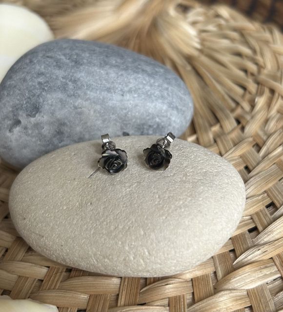 Adorables fleurs en nacre irisée de Tahiti - montées dans notre atelier de Nantes - paire de boucles d'oreilles uniques - livraison gratuite