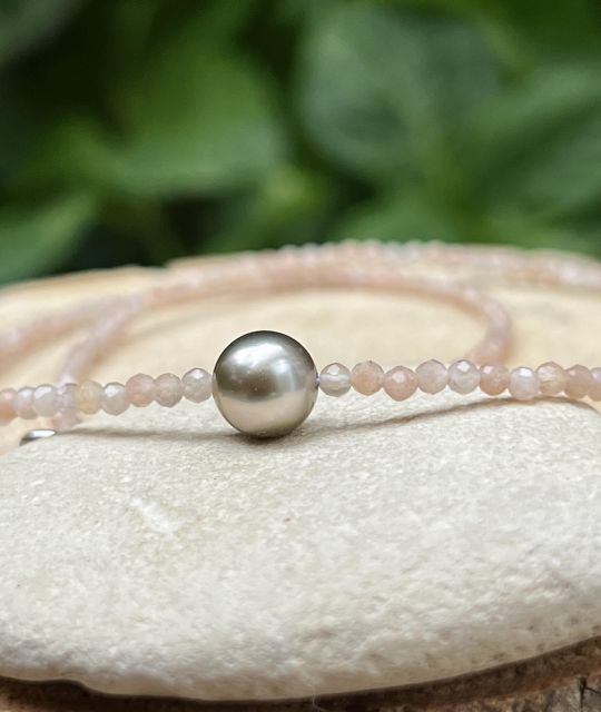 Bijou en perle de Tahiti aux reflets rares et lustre exceptionnel. Certificat d’authenticité et livraison sécurisée – Poemotu