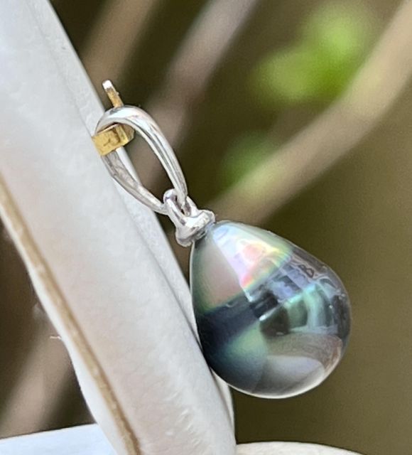 لؤلؤة مزروعة نابضة وفريدة، تزداد رونقاً بتصميم نقي. قطعة معروضة في صور تعاقدية.