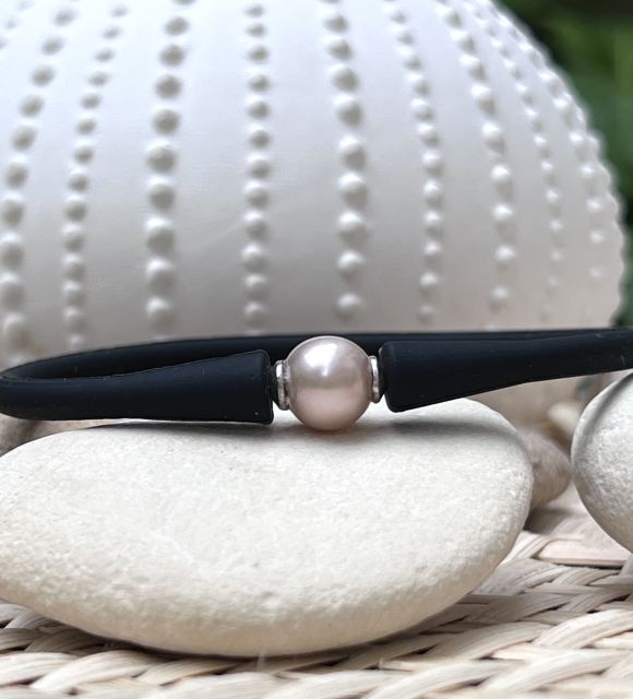 Bijou en perle de Tahiti aux reflets rares et lustre exceptionnel. Certificat d’authenticité et livraison sécurisée – Poemotu.