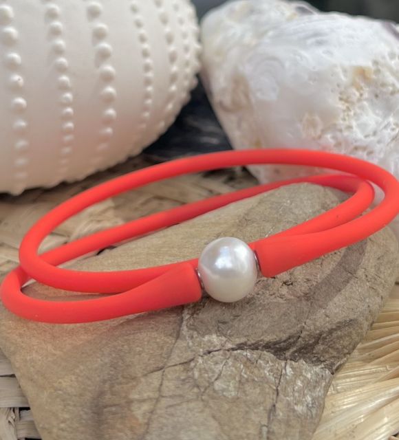 Scopri la perla d'acqua dolce montata su un collier in silicone di colore corallo per uomo - perfetto per sport acquatici - spedizione gratuita