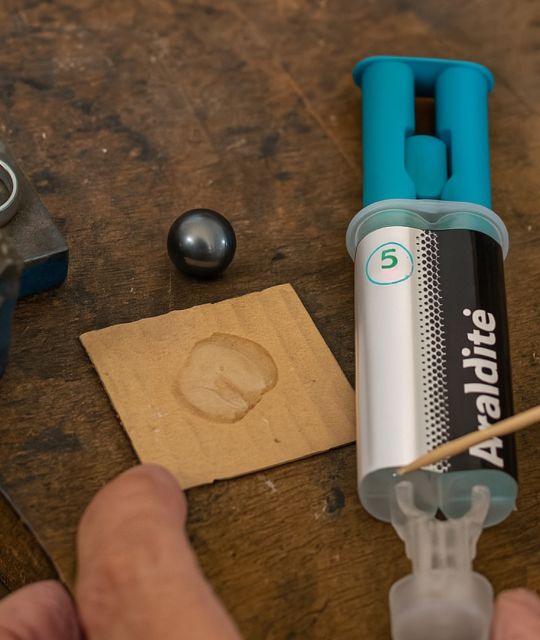 La Colle Araldite Cristal est parfaitement adaptée pour sécuriser vos perles sur n'importe quel type de bijoux - utilisé par Poemotu pour la fixation de nos perles
