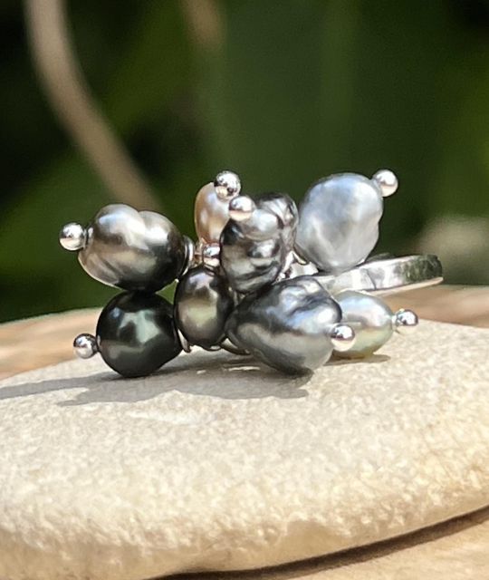 Bague en argent rhodié ornée de 9 keshis de Tahiti naturels. Pièce unique Poemotu.