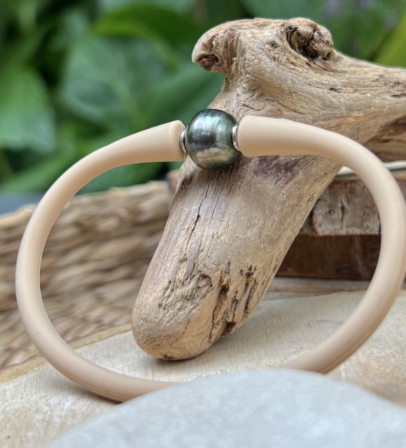 Bijou en perle de Tahiti aux reflets rares et lustre exceptionnel. Certificat d’authenticité et livraison sécurisée – Poemotu.