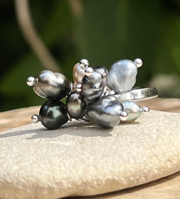 Rhodium-plated silver ring adorned with 9 natural Tahitian keshis. Unique piece Poemotu.