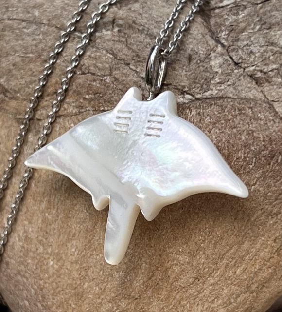 Joya en perla de Tahití con reflejos raros y brillo excepcional. Certificado de autenticidad y entrega segura – Poemotu.