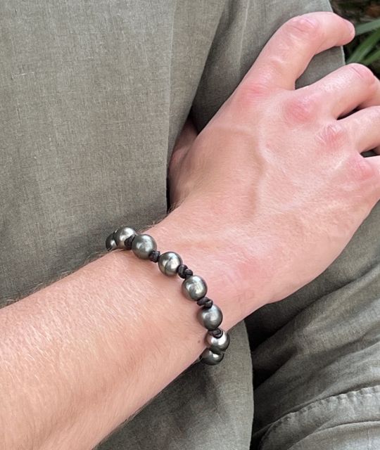 Pulse ist ein tahitianisches Schmuckstück, das sowohl typisch als auch zeitgenössisch ist, entstanden aus der Verbindung zwischen der natürlichen Kraft des Leders und der Noblesse der Tahiti-Perlen.