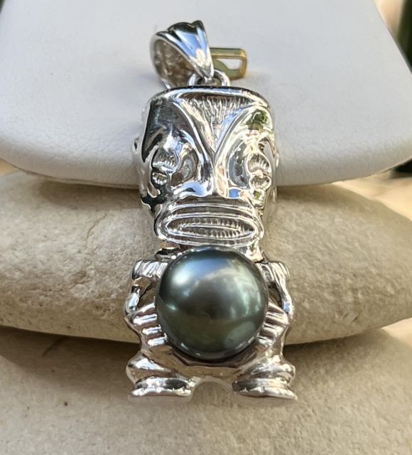 تم تصنيفها AA لكنها تقدم مظهر AAA، تتحد اللؤلؤة مع القوة الحامية للتايكي المصنوع من الفضة المطلية بالروديوم لتشكيل قلادة تيكي فريدة من نوعها.