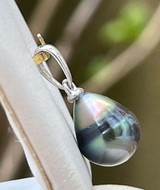 Eine lebendige und einzigartige Zuchtperle, veredelt durch ein schlichtes Design. Stück präsentiert in vertragsgebundenen Fotos.