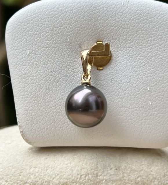 Подвеска украшена круглой жемчужиной из Таити, выбранной качества AAA, с глубоким баклажановым цветом и превосходным блеском - сертифицирована и гарантирована.