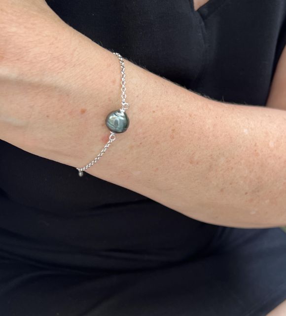 Tahitian pearl jewellery with rare highlights and exceptional lustre. Certificate of authenticity and secure delivery – Poemotu.