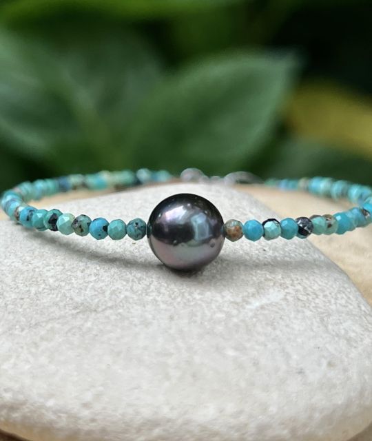 “Mana” signifie la force spirituelle, l’énergie vitale. “Moana” désigne l’océan. Ce bracelet relie la puissance intérieure à la fluidité du monde marin.